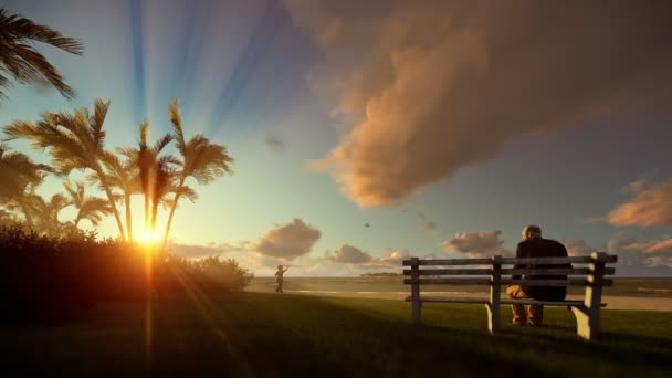 Dziadek odpoczynku i mały chłopiec z samolotu bieganie, tropikalne wyspy na zachodzie słońca — Wideo stockowe