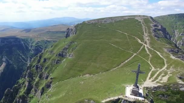 Caraiman Peak, flight from Heroes Cross to hikers on mountain trail, Romania — Vídeos de Stock