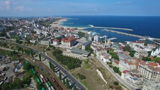 Полет над город Констанца и береговой линии, Румыния — стоковое видео