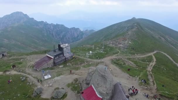 Flyfoto av Omu-toppen og hytta, Bucegi-fjellene, Romania – stockvideo