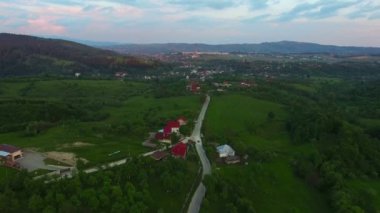 Uçuş yeşil tepelerin ve dağ karşı Köyü