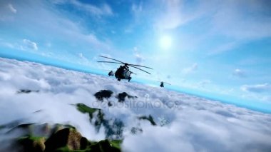 Bulutlar, okyanus ve Dağ doruklarına seyir askeri helikopterler oluşumu