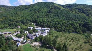 Polovragi Manastırı, Romanya havadan görünümü