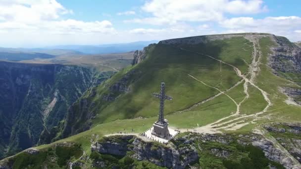 Heroes Cross on Caraiman Peak, aerial flight, Romania — Vídeos de Stock