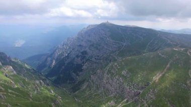 Bucegi Dağları, Romanya, hava uçuş bulutları içine