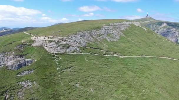 Caraiman Peak, aerial view of hikers, Romania — Vídeos de Stock