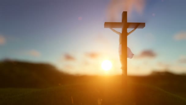 Sagoma di Gesù con croce sopra priorità bassa di tramonto, sfocata, mascherino luminanza associata — Video Stock