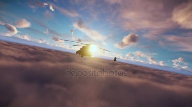 Askeri helikopter oluşumu günbatımı bulutların üzerinde seyir