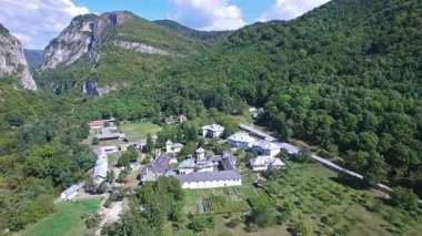 Polovragi Manastırı, Romanya Hava görünümünü, eğimli