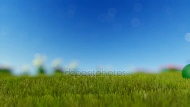 Пасхальные яйца на зеленой лужайке за синее небо размыто, панорамирование — стоковое видео