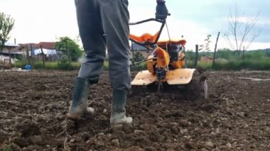 Adam bir Kültivatör kullanarak tarlayı