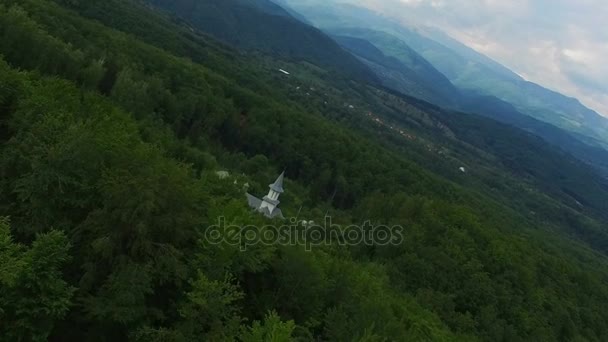 Kościół chrześcijański, otoczony przez zielony las, lotnicze lot, Ciocanu Monastery, Rumunia — Wideo stockowe