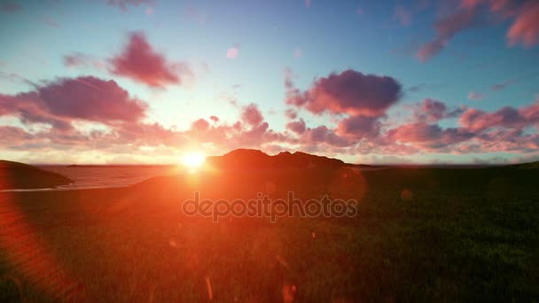 Prado verde e oceano contra timelapse lindo pôr do sol — Vídeo de Stock