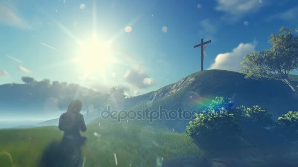 Mujer rezando en la Cruz de Jesús contra el sol de la mañana hermosa, panorámica — Vídeo de stock