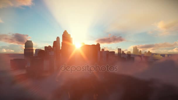 Panoramę miasta przeciwko zachód słońca, Lot nad chmurami — Wideo stockowe