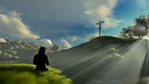 女人在十字架的耶稣祈祷在美丽的早晨太阳光线 — 图库视频影像