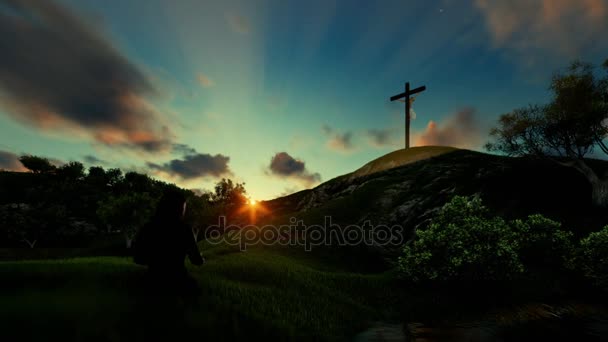 Mulher rezando sobre Jesus Cruz contra timelapse bonito nascer do sol — Vídeo de Stock