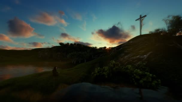 Kvinnan ber Jesus kors mot vacker solnedgång — Stockvideo