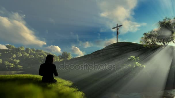 Mujer rezando en la Cruz de Jesús contra los rayos de sol hermoso, panorámica — Vídeo de stock
