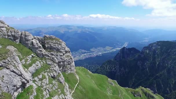 Caraiman Peak, aerial flight reveiling Bucegi city, Romania — Vídeo de Stock