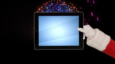 Noel bir Tablet sunulması ve tatil havai fişek karşı bir öpücük gönderme