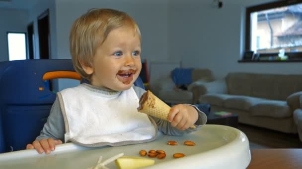 Güzel çocuk ev yapımı çikolatalı dondurma yeme — Stok video