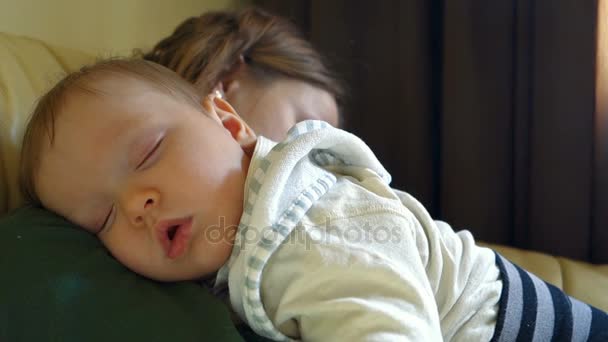 Όμορφο αγοράκι στον ύπνο στην αγκαλιά της μητέρας, κοντινό πλάνο — Αρχείο Βίντεο