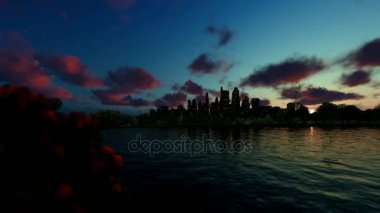 Şehir manzarası güzel göl yansımaları ile timelapse gündoğumu