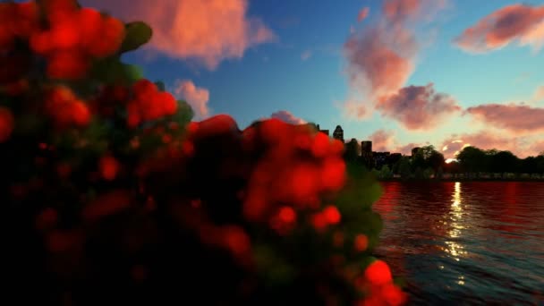 Panoramę miasta z pięknym jeziorem refleksje przed zachód słońca, płukanie — Wideo stockowe
