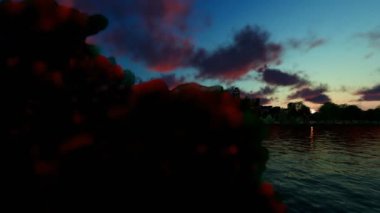 Şehir manzarası güzel göl yansımaları ile timelapse gündoğumu, kaydırma