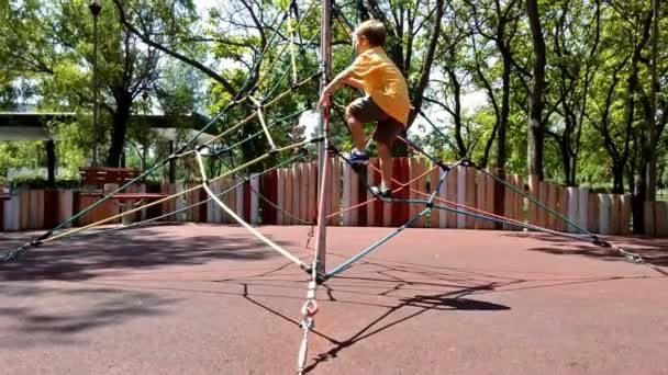 Liten Pojke Klättring Rep Pyramid Parken — Stockvideo