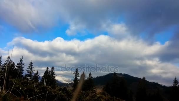 Όμορφη Timelapse Σύννεφα Πάνω Από Την Κορυφογραμμή Του Βουνού Φθινόπωρο — Αρχείο Βίντεο