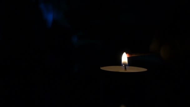 Beleuchtung Ein Gleichstock Von Einer Kerze Die Dunklen Slow Motion — Stockvideo