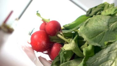 Taze turp bulanık arka plan beyaz bir plaka üzerinde dönen