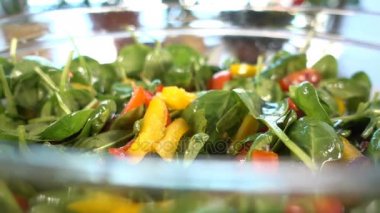 Ispanak salatası domates ve biber yakın çekim, döndürme, 4k