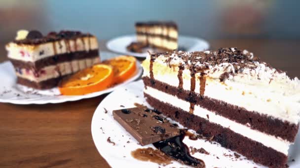 Bir dilim kek, dekorasyon pasta şefi kapatın, 4 k — Stok video