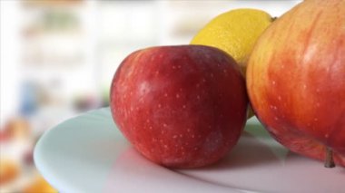 Elma ve limon bulanık mutfak karşı bir plaka üzerinde dönen