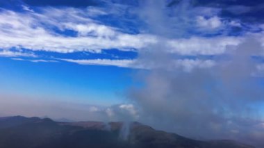 Güzel timelapse bulutlar dağ sırtı batımında üzerinde