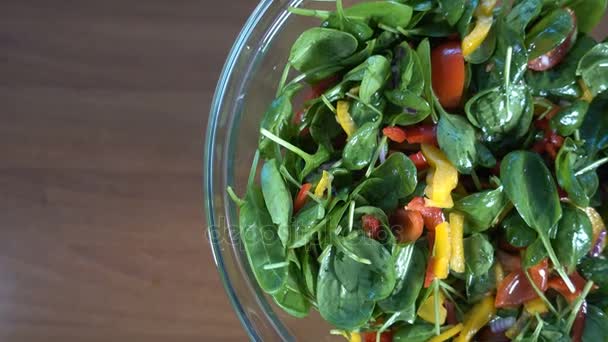 Spinazie salade met tomaten en paprika roterende, bovenste deelvenster met ruimte voor tekst, 4k — Stockvideo