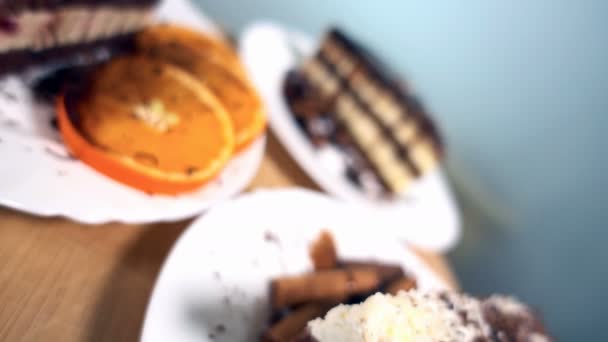 Varias rebanadas de tortas en placas blancas, rotación, inclinación cam, 4k — Vídeos de Stock