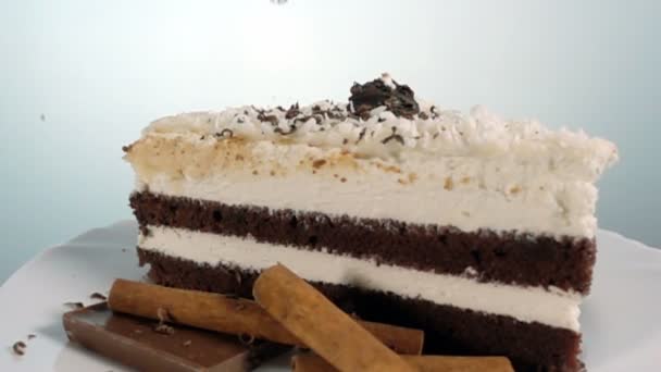 Bir dilim kek, ağır çekim 1000 FPS düşüyor çikolata tıraş döndürme — Stok video