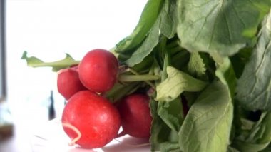 Taze turp beyaz bir plaka üzerinde döndürme