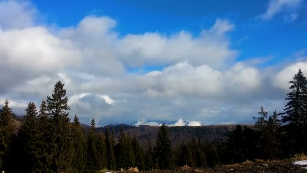 Schönen Timelapse Wolken über Bergrücken im Herbst — Stockvideo