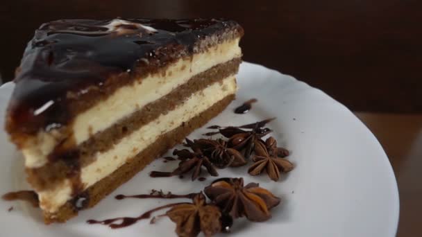Rasatura del cioccolato che cade su una fetta di torta, rallentatore a 500fps, rotazione — Video Stock