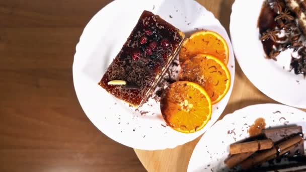 Çeşitli dilim kek beyaz tabaklar dönen, üst görünüm 4k — Stok video
