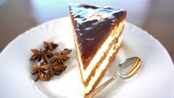 Tranche de gâteau dans une assiette blanche, rotation, vue supérieure, 4k — Video