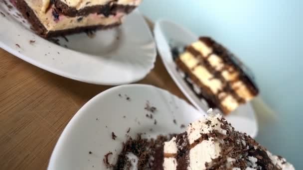 Різні скибочки тортів на білих тарілках, що обертаються, нахилена камера, 4K — стокове відео