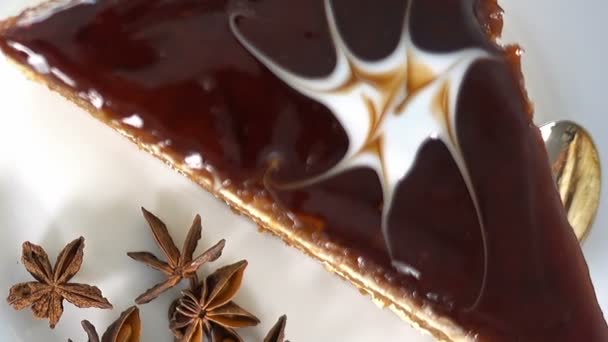 Döndürme, bir tabakta beyaz metin, üst görünüm için yer çikolatalı pasta dilimi yakın çekim — Stok video