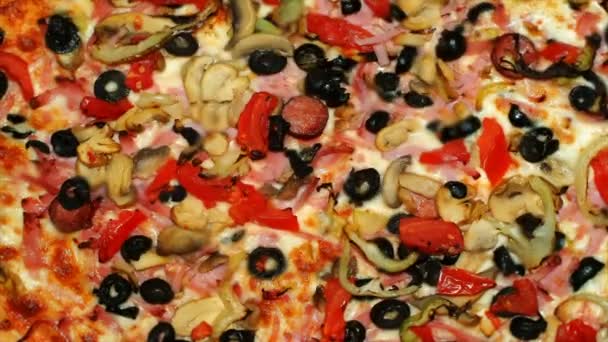 Pizza, pieczenia w piecu, odkształcenia termicznego, górny widok z bliska — Wideo stockowe
