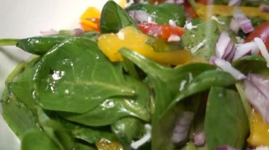 Dolmalık biber ve soğan, ıspanak salatası parmesan peyniri ekleyerek Şef vınlamak dışarı